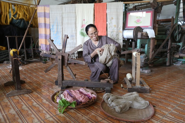 Người Việt Nam đầu tiên bắt sen nhả tơ để dệt thành khăn bán 10 triệu đồng/chiếc - Ảnh 9.