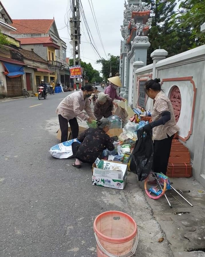 Hội LHPN tỉnh Hưng Yên ra quân tổng vệ sinh môi trường - Ảnh 1.