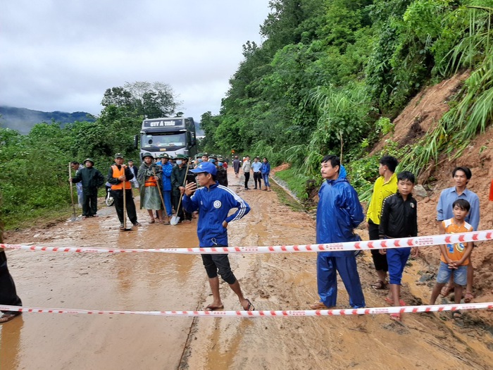 Sạt lở đất khiến 22 chiến sỹ bị vùi lấp: Đã tìm thấy thi thể 2 nạn nhân - Ảnh 2.