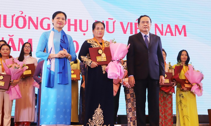 Trao Giải thưởng Phụ nữ Việt Nam năm 2020 cho 7 tập thể và 10 cá nhân  - Ảnh 7.