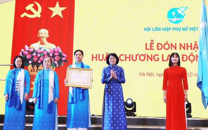 Phụ nữ Việt Nam - Phụ nữ Việt Nam đã có những đóng góp to lớn trong sự phát triển của đất nước, với sự chăm lo cho gia đình, cống hiến cho công việc và đóng góp tích cực trong các hoạt động xã hội. Hãy cùng xem hình ảnh để tự hào về sức mạnh và năng lực của chúng ta.