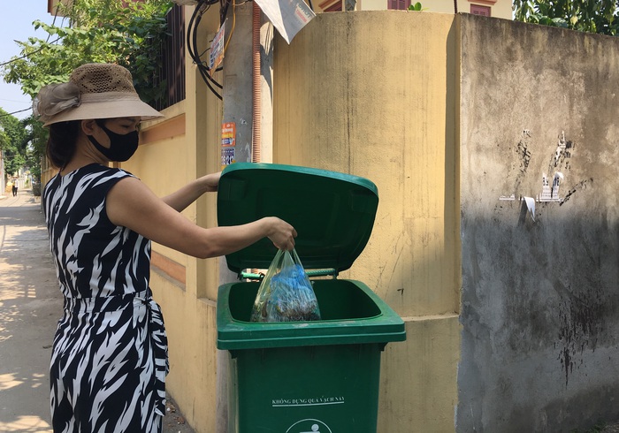 Chung tay mua thùng đựng rác, bảo vệ môi trường - Ảnh 1.