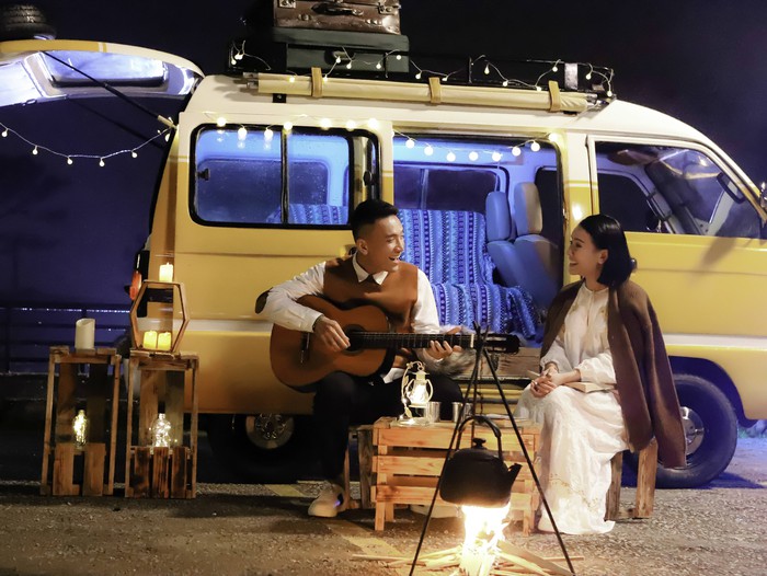 Vũ Yến Ngọc cùng em trai trong một cảnh quay lãng mạn của MV
