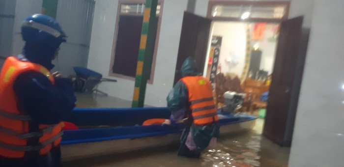 Hà Tĩnh: Khẩn cấp sơ tán hơn 45.000 người dân đi tránh lũ - Ảnh 3.