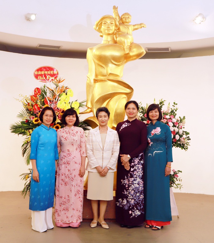 Phu nhân Thủ tướng Nhật Bản Suga Mariko thăm Bảo tàng Phụ nữ Việt Nam - Ảnh 1.