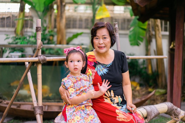 Myla cùng bà ngoại - nhà văn Nguyễn Võ Lệ Hà