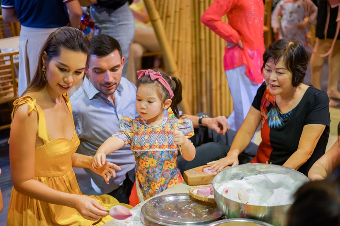 Con gái 2 tuổi của siêu mẫu Hà Anh diện áo dài như “quý cô” - Ảnh 1.