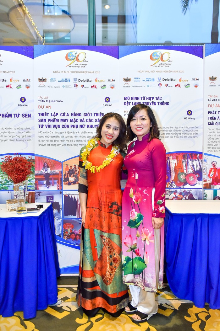 Chị Trần Thị Như Hoa và đại diện Unilever Việt Nam tại Lễ trao giải thưởng &quot;Phụ nữ tự tin khởi nghiệp&quot; ngày 13/10 vừa qua tại Hà Nội