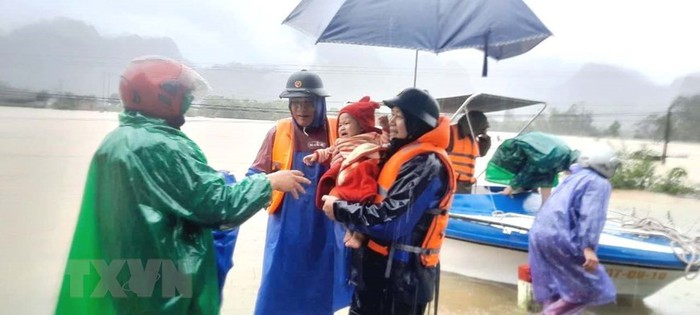 Quảng Bình: Diễn biến lũ lụt phức tạp, khó tiếp cận người dân vùng lũ - Ảnh 1.