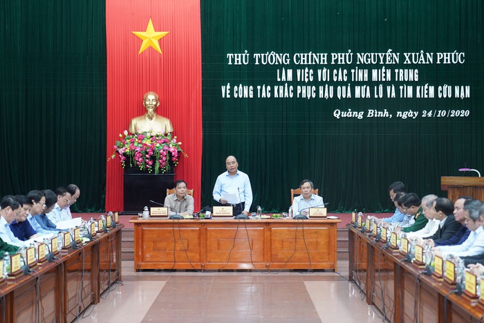 Thủ tướng vào  Quảng Bình thăm hỏi, động viên người dân vùng lũ - Ảnh 1.