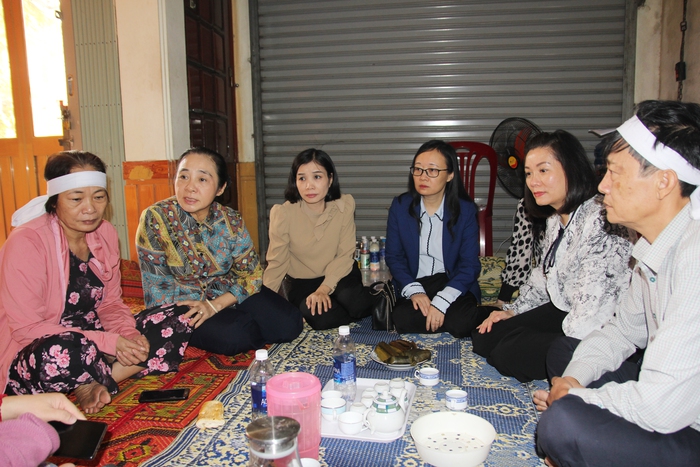 Phó chủ tịch Hội LHPN Việt Nam thăm hỏi các gia đình liệt sỹ hy sinh trong khi làm nhiệm vụ - Ảnh 4.