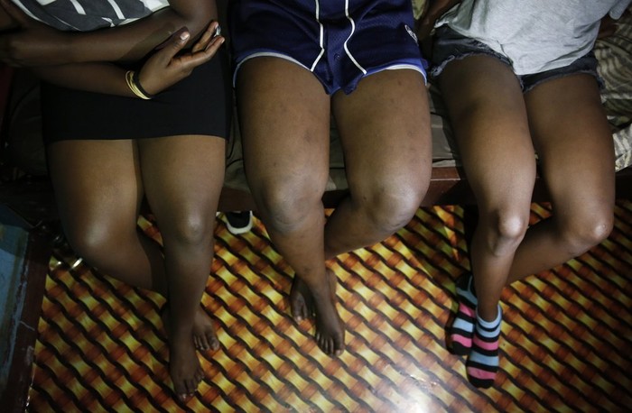 Nghẹn ngào trò đời ở Kenya: Trẻ em bán dâm, lao động vất vả để kiếm tiền do đại dịch - Ảnh 1.