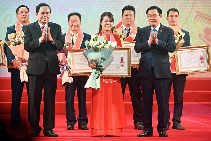 Bà Ninh Thị Lan Phương - Phó Tổng Giám đốc Ngân hàng SHB vinh dự nhận Huân chương Lao động hạng Ba