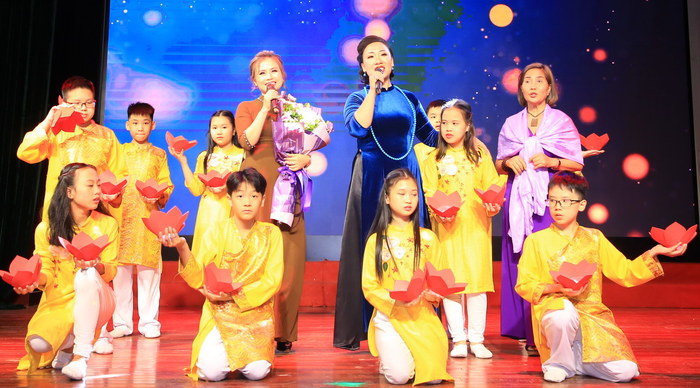 Ca sĩ Hiền Anh và diễn viên Hoàng Yến trong đêm nhạc thiện nguyện "Phật ca"