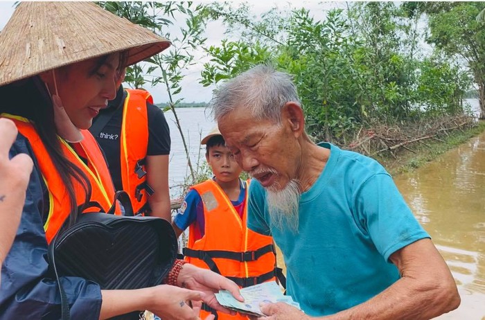 Hình ảnh Thủy Tiên ngồi xuồng trao tặng tiền, quà cho người dân miền Trung trong những ngày mưa lũ khiến mội người xúc động