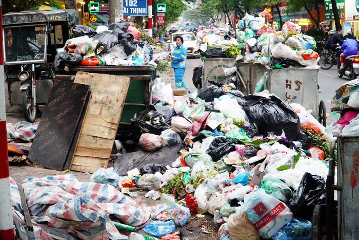 3 ngày dân chặn đường vào bãi rác Nam Sơn: &quot;Đi đâu cũng thấy rác, sợ lắm&quot; - Ảnh 2.