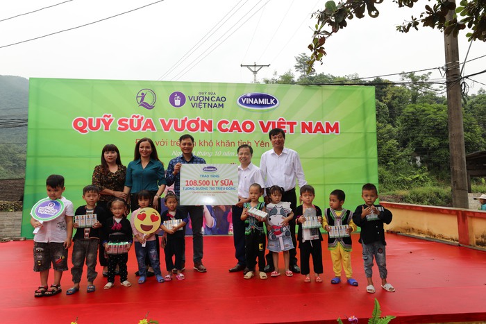 Năm 2020, Vinamilk và Quỹ sữa Vươn cao Việt Nam trao tặng 108.500 ly sữa, tương đương khoảng 780 triệu đồng cho 1.200 trẻ em có hoàn cảnh khó khăn tại tỉnh Yên Bái