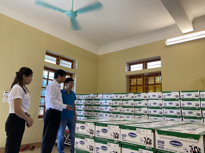 Đại diện Quỹ sữa Vươn cao Việt Nam hướng dẫn điểm trường công tác bảo quản, lưu trữ sữa để sữa luôn đảm bảo chất lượng, giữ hương vị tươi ngon