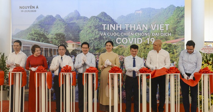 Chủ tịch Hội LHPN Việt Nam Hà Thị Nga cùng cắt băng khánh thành khai mạc