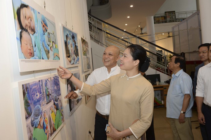 Chủ tịch Hội LHPN Việt Nam Hà Thị Nga tại buổi triển lãm