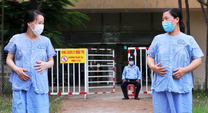 – Hai sản phụ đi dạo trong khu cách ly điều trị của bệnh viện Đa khoa Quảng Nam