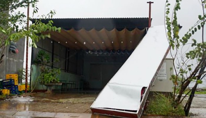 Bão số 9 thổi bay mái trường học tại Quảng Ngãi - Ảnh 2.