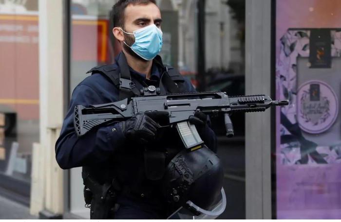 Pháp: Tấn công bằng dao tại Nice, ít nhất 2 phụ nữ và 1 người đàn ông thiệt mạng - Ảnh 1.