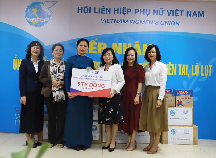 Hội LHPN Việt Nam tiếp nhận 5 tỷ đồng hỗ trợ khắc phục hậu quả bão lụt từ Unilever Việt Nam - Ảnh 1.