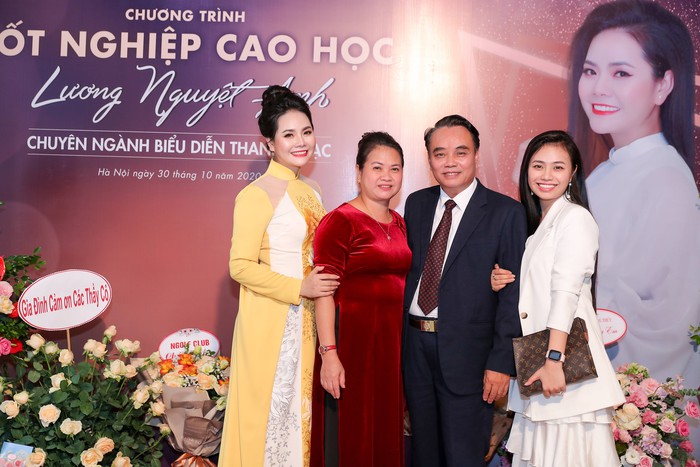 Ca sĩ Lương Nguyệt Anh cùng bố mẹ và em gái Lương Hải Yến (giải Nhất Sao Mai 2019 dòng thính phòng)