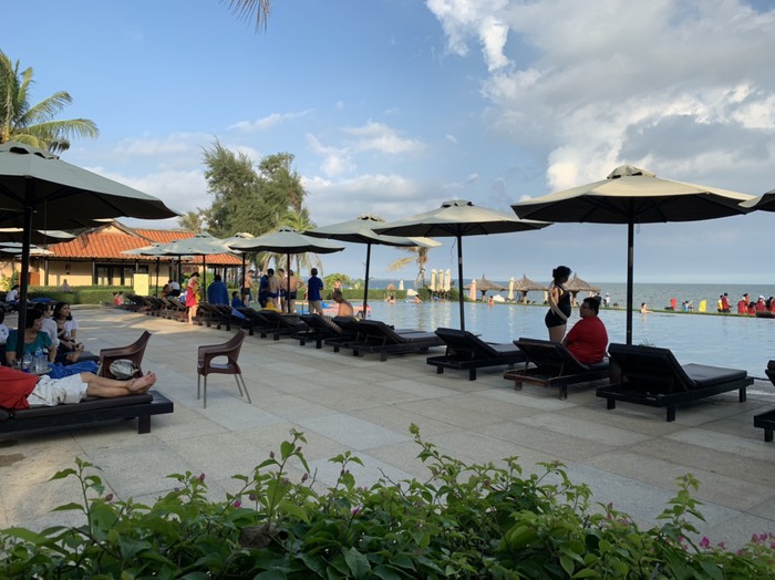 Đông đảo du khách đổ dồn về Bình Thuận để được tắm biển giàu can - xi