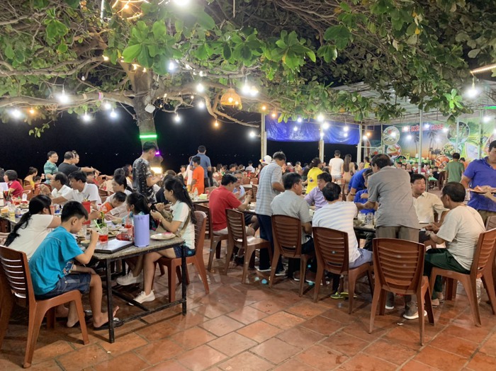 Nhà hàng ven biển Hàm Tiến - Mũi Né chật kín du khách