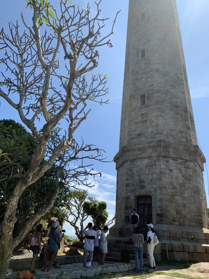 Đông đảo du khách đến tận chân hải đăng Kê Gà để được nghe kể về người Pháp xây dựng công trình này đúng dịp công trình tròn 120 năm.