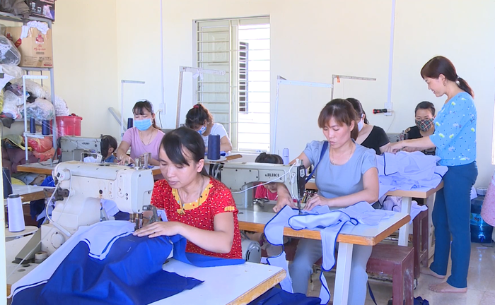 Cơ sở may của chị Nông Thị Hương tạo việc làm ổn định cho nhiều lao động