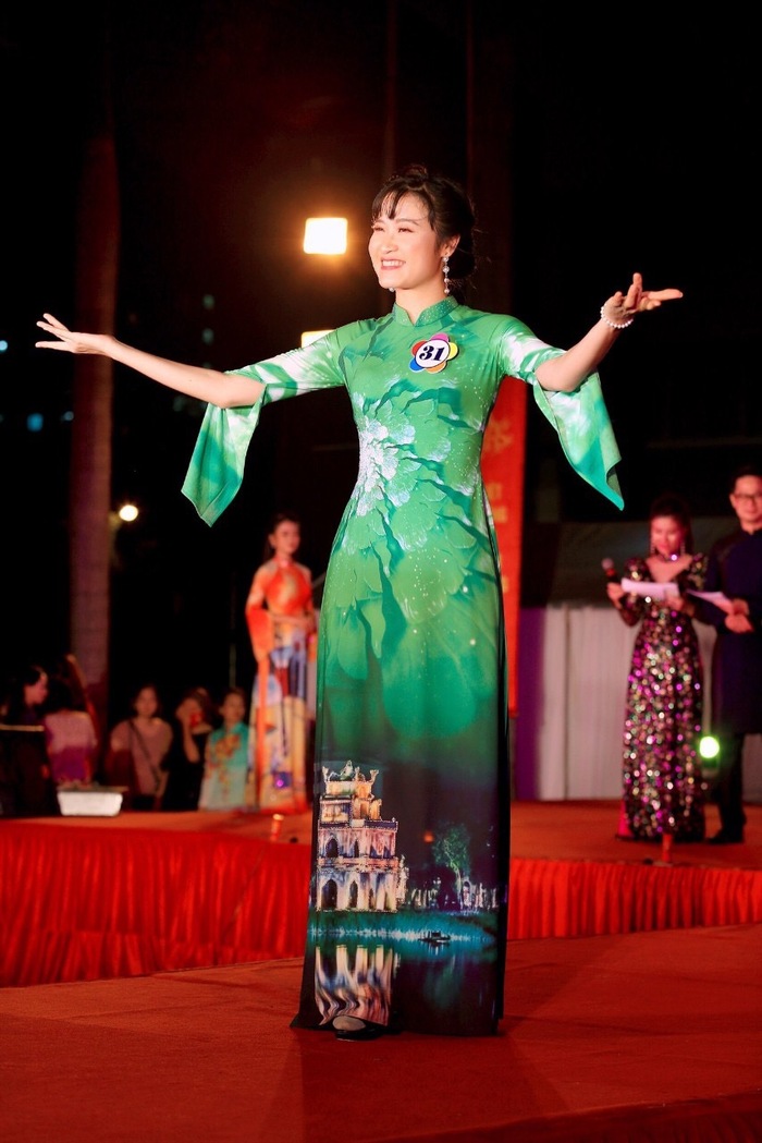 Hình ảnh Hà Nội ngàn năm hiện diện trên tà áo dài  - Ảnh 4.