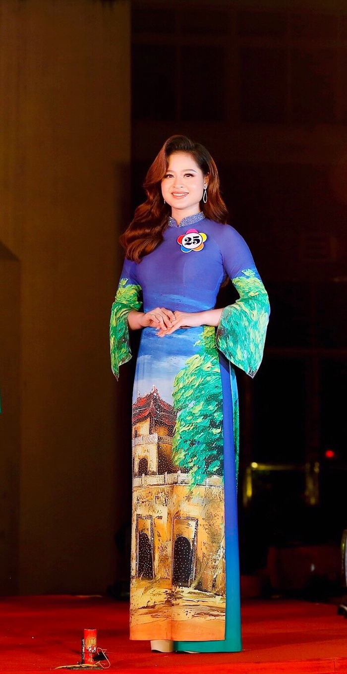 Hình ảnh Hà Nội ngàn năm hiện diện trên tà áo dài  - Ảnh 1.