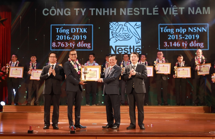 Ông Binu Jacob, Tổng giám đốc Nestlé Việt Nam Nhận Bằng khen 30 Doanh Nghiệp Nộp Thuế Tiêu Biểu