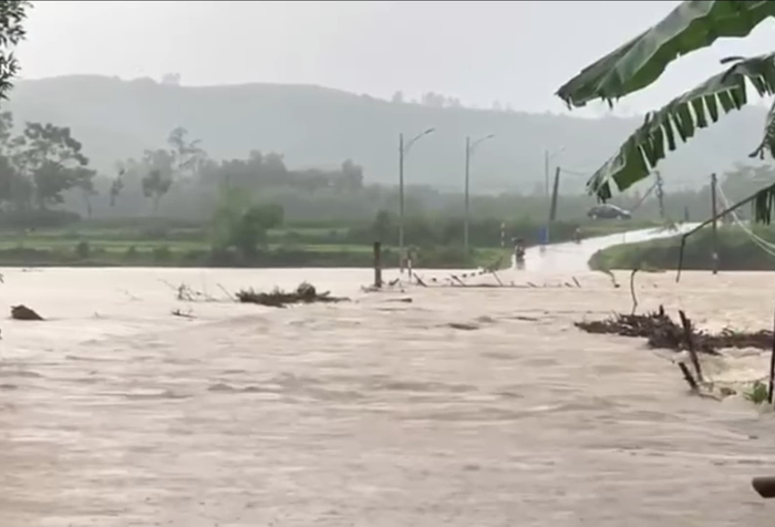 Mưa lớn gây lũ lụt chia cắt ở một số tỉnh miền Trung - Ảnh 3.
