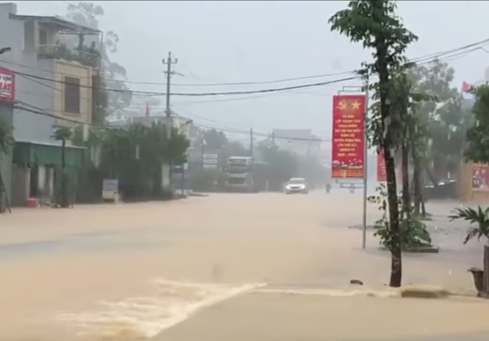 Mưa lớn gây lũ lụt chia cắt ở một số tỉnh miền Trung - Ảnh 4.