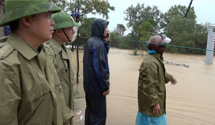 Mưa lớn gây lũ lụt chia cắt ở một số tỉnh miền Trung - Ảnh 2.