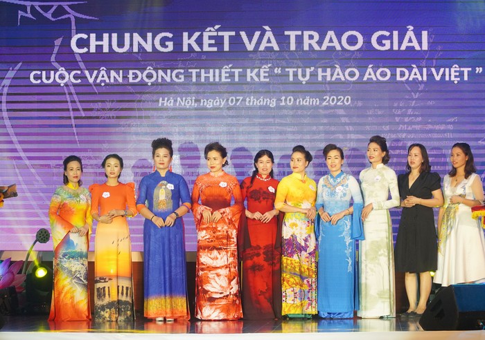 Ngắm nhìn đất nước Việt Nam qua hàng chục bộ sưu tập Áo dài độc đáo - Ảnh 1.