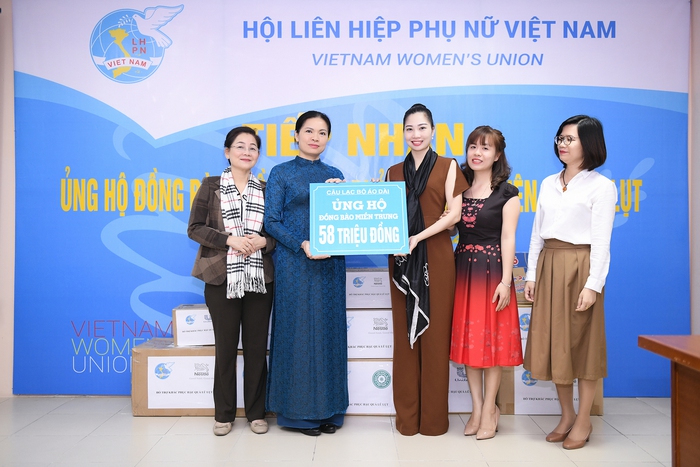 Bà Nga Phạm, đại diện Công ty Sen Vàng cùng đại diện CLB Áo dài Việt Nam trao tiền và quà của chương trình ủng hộ đồng bào miền Trung