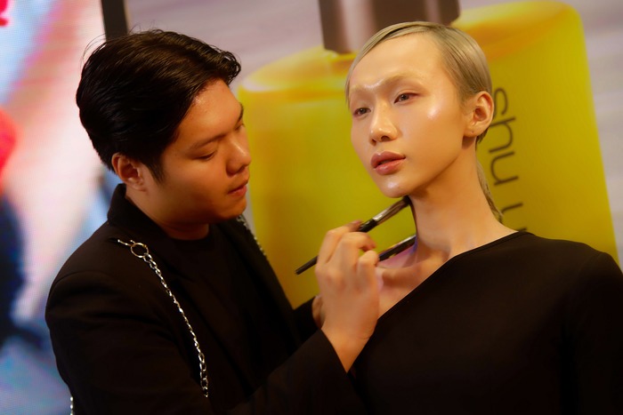 Á quân Nguyễn Việt Anh  đang thực hiện phần body paiting trên người mẫu unisex