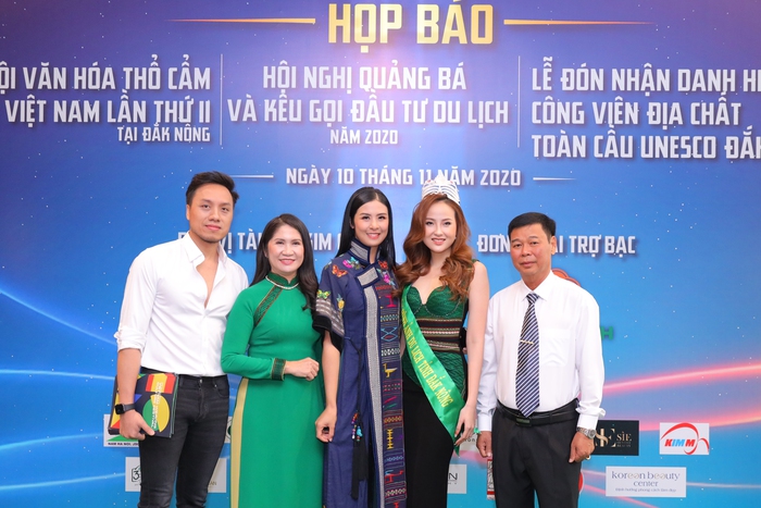 Phó Chủ tịch UBND tỉnh Đắk Nông Tôn Thị Ngọc Hạnh (áo dài xanh) cùng Hoa hậu Ngọc Hân, Hoa hậu Đỗ Trần Khánh Ngân và các khách mời dự họp báo