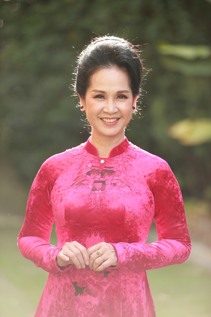 Nhân dịp Ngày Nhà giáo Việt Nam, NSND Lan Hương đã được NTK Đỗ Trịnh Hoài Nam thiết kế riêng một mẫu áo dài đặc biệt