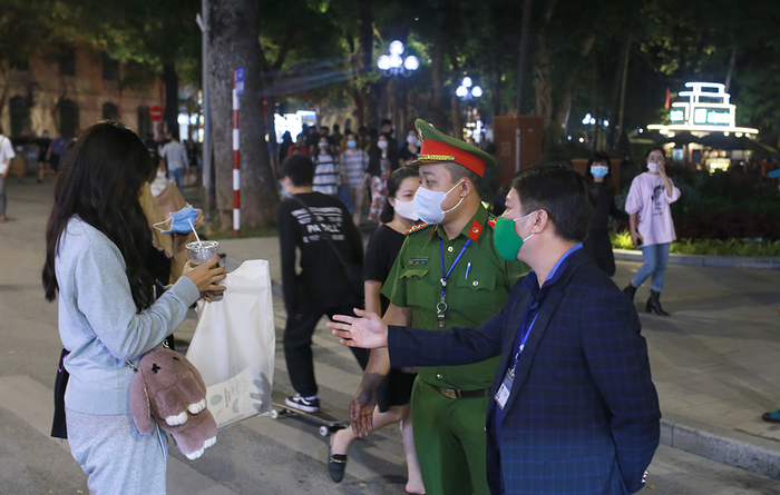Từ hôm nay, tại Hà Nội và thành phố Hồ Chí Minh, nếu không đeo khẩu trang ở nơi công cộng sẽ bị xử phạt từ 1 - 3 triệu đồng (ảnh minh họa)