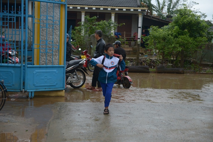 Sữa Cô gái Hà Lan về vùng rốn lũ, nâng bước đến trường cho 1.700 học sinh Quảng Trị - Ảnh 3.