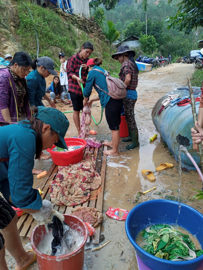 Phụ nữ Quảng Nam góp gạo, rau xanh tiếp sức cho lực lượng tìm kiếm vụ sạt lở đất - Ảnh 6.