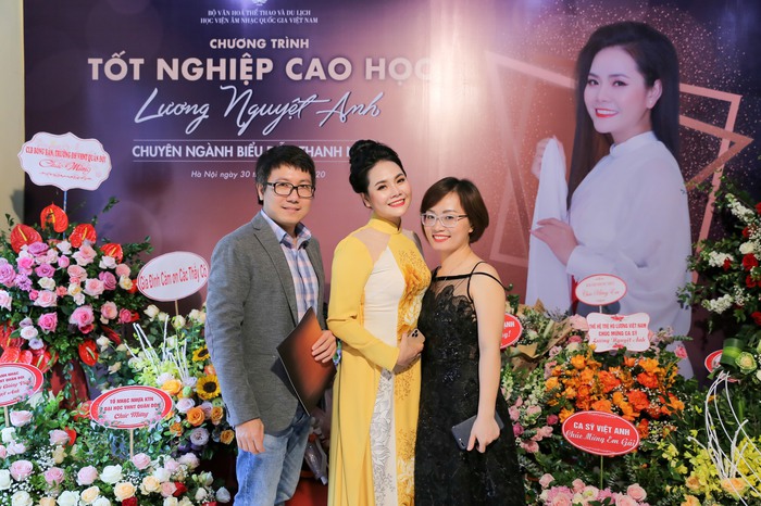 Lương Nguyệt Anh trong lễ tốt nghiệp cao học cùng vợ chồng nghệ sĩ Đào Thu Lê