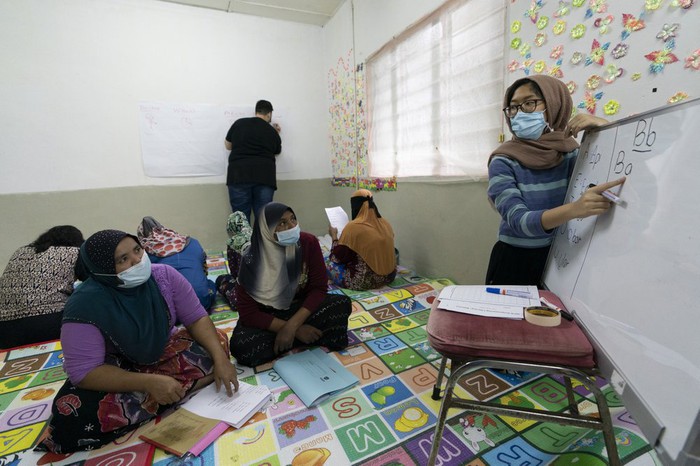 Lớp học chữ cho phụ nữ tị nạn ở Malaysia - Ảnh 2.