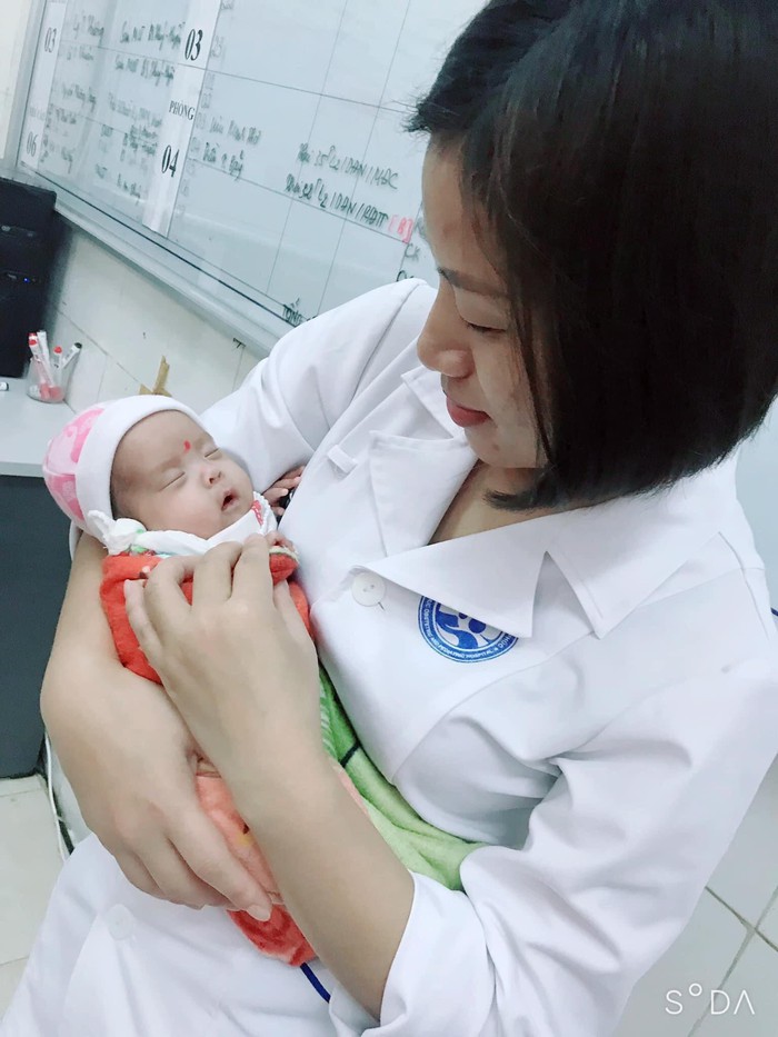 Kỳ tích Bệnh viện tỉnh nuôi sống bé sinh non nhẹ cân nhất Việt Nam, chỉ nặng 480g  - Ảnh 1.